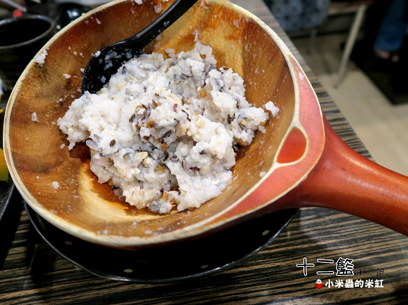 【捷運中山國中站】十二籃粥火鍋~肥蟹海鮮超新鮮，粥水打底真罕見，桌邊服務候一邊，請問你吃飽了沒~