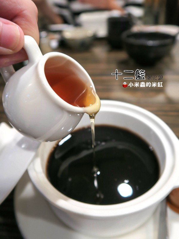 【捷運中山國中站】十二籃粥火鍋~肥蟹海鮮超新鮮，粥水打底真罕見，桌邊服務候一邊，請問你吃飽了沒~