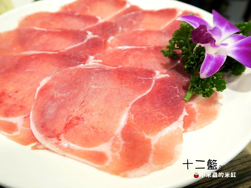 【捷運中山國中站】十二籃粥火鍋~肥蟹海鮮超新鮮，粥水打底真罕見，桌邊服務候一邊，請問你吃飽了沒~