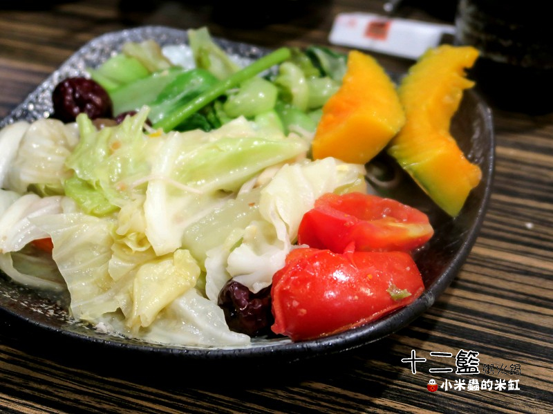 【捷運中山國中站】十二籃粥火鍋~肥蟹海鮮超新鮮，粥水打底真罕見，桌邊服務候一邊，請問你吃飽了沒~