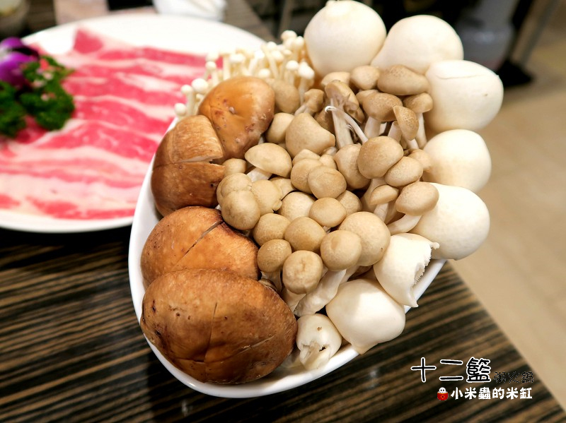 【捷運中山國中站】十二籃粥火鍋~肥蟹海鮮超新鮮，粥水打底真罕見，桌邊服務候一邊，請問你吃飽了沒~