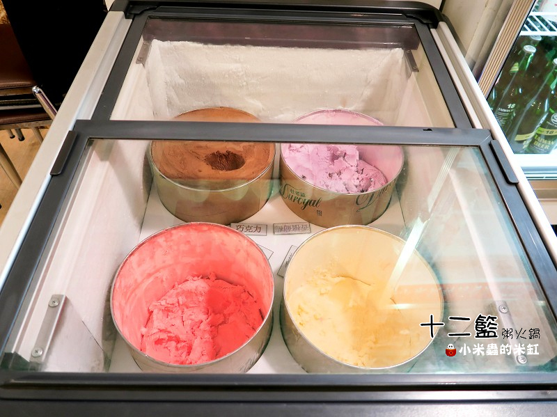 【捷運中山國中站】十二籃粥火鍋~肥蟹海鮮超新鮮，粥水打底真罕見，桌邊服務候一邊，請問你吃飽了沒~