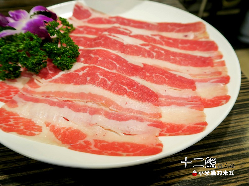 【捷運中山國中站】十二籃粥火鍋~肥蟹海鮮超新鮮，粥水打底真罕見，桌邊服務候一邊，請問你吃飽了沒~