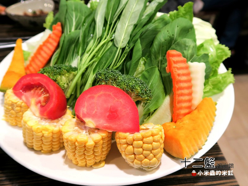 【捷運中山國中站】十二籃粥火鍋~肥蟹海鮮超新鮮，粥水打底真罕見，桌邊服務候一邊，請問你吃飽了沒~