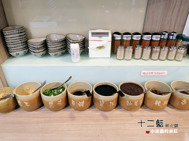 【捷運中山國中站】十二籃粥火鍋~肥蟹海鮮超新鮮，粥水打底真罕見，桌邊服務候一邊，請問你吃飽了沒~