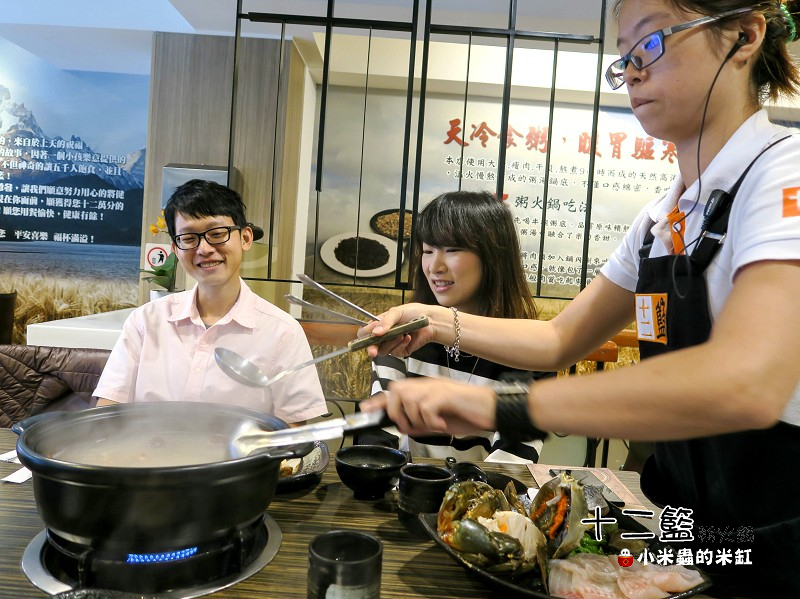 【捷運中山國中站】十二籃粥火鍋~肥蟹海鮮超新鮮，粥水打底真罕見，桌邊服務候一邊，請問你吃飽了沒~