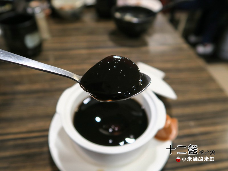 【捷運中山國中站】十二籃粥火鍋~肥蟹海鮮超新鮮，粥水打底真罕見，桌邊服務候一邊，請問你吃飽了沒~