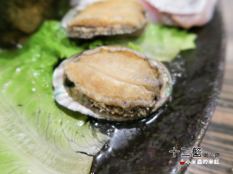 【捷運中山國中站】十二籃粥火鍋~肥蟹海鮮超新鮮，粥水打底真罕見，桌邊服務候一邊，請問你吃飽了沒~