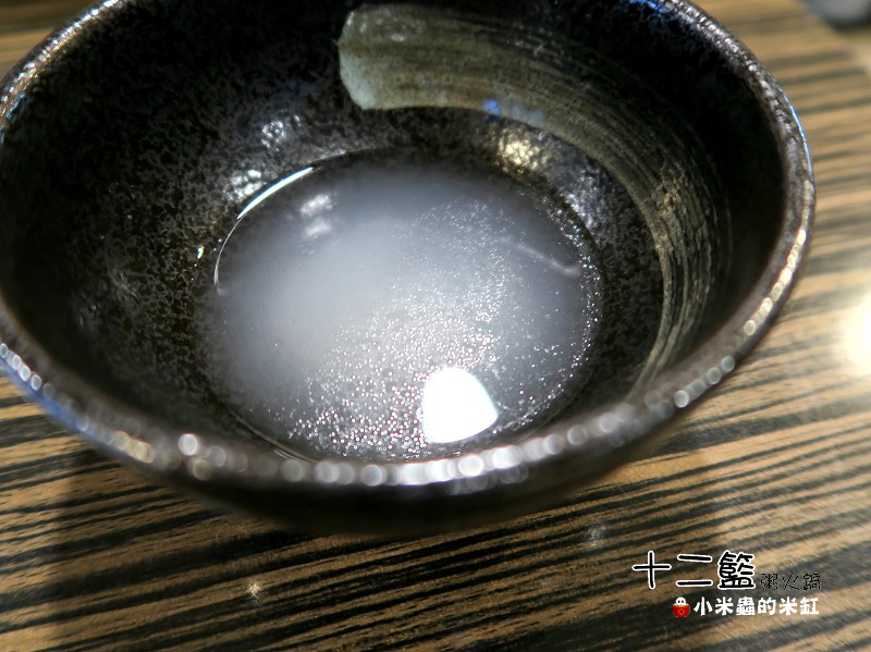 【捷運中山國中站】十二籃粥火鍋~肥蟹海鮮超新鮮，粥水打底真罕見，桌邊服務候一邊，請問你吃飽了沒~