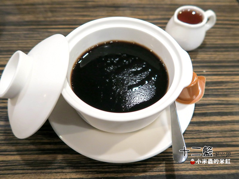 【捷運中山國中站】十二籃粥火鍋~肥蟹海鮮超新鮮，粥水打底真罕見，桌邊服務候一邊，請問你吃飽了沒~