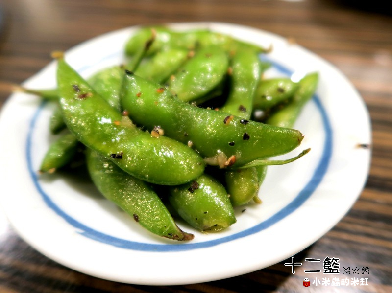 【捷運中山國中站】十二籃粥火鍋~肥蟹海鮮超新鮮，粥水打底真罕見，桌邊服務候一邊，請問你吃飽了沒~