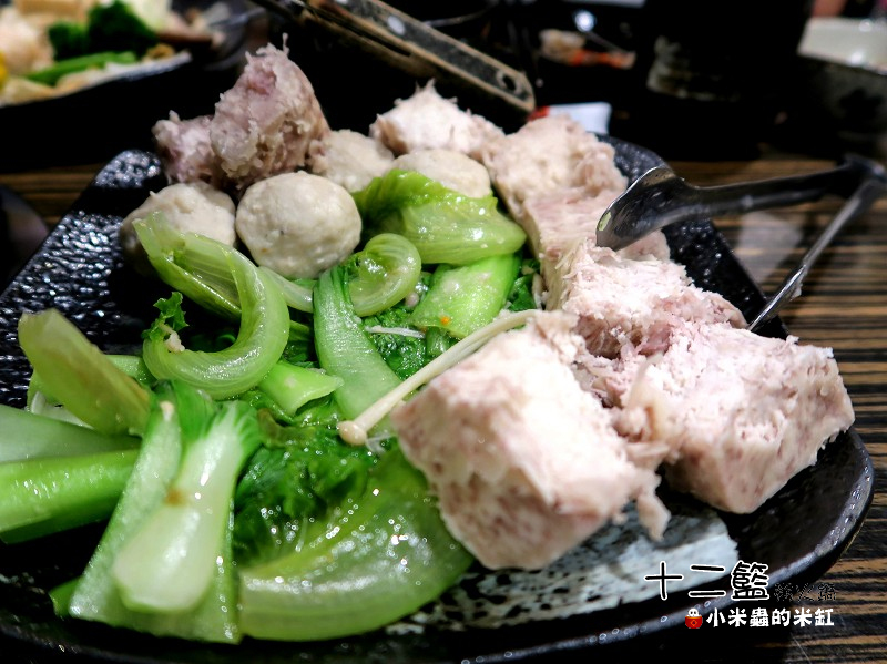 【捷運中山國中站】十二籃粥火鍋~肥蟹海鮮超新鮮，粥水打底真罕見，桌邊服務候一邊，請問你吃飽了沒~