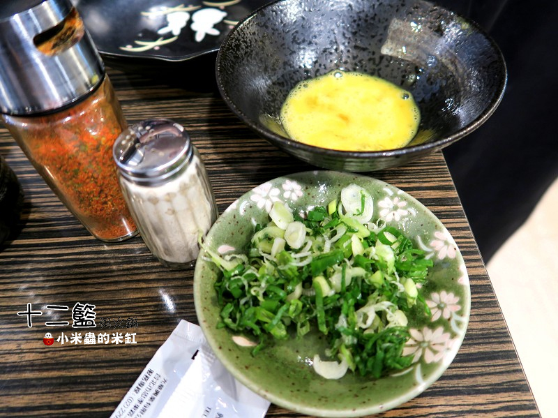 【捷運中山國中站】十二籃粥火鍋~肥蟹海鮮超新鮮，粥水打底真罕見，桌邊服務候一邊，請問你吃飽了沒~