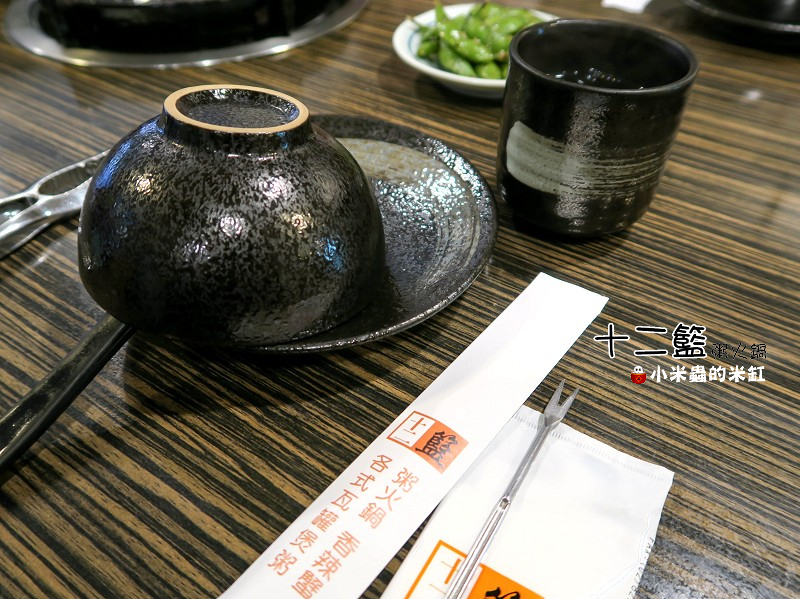 【捷運中山國中站】十二籃粥火鍋~肥蟹海鮮超新鮮，粥水打底真罕見，桌邊服務候一邊，請問你吃飽了沒~