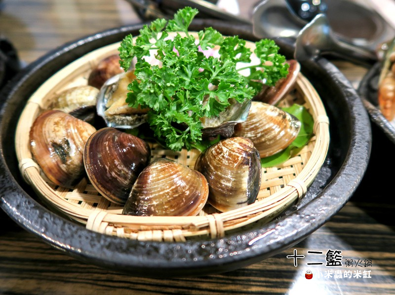 【捷運中山國中站】十二籃粥火鍋~肥蟹海鮮超新鮮，粥水打底真罕見，桌邊服務候一邊，請問你吃飽了沒~