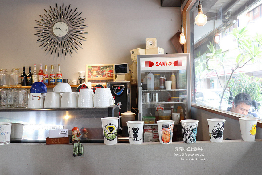 板橋美食餐廳黑鑽咖啡-府中路NO.1。白色咖啡廳享用店家自己烘焙的咖啡,焦糖海鹽咖啡、冰滴咖啡,近捷運府中站