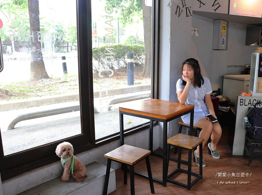 板橋美食餐廳黑鑽咖啡-府中路NO.1。白色咖啡廳享用店家自己烘焙的咖啡,焦糖海鹽咖啡、冰滴咖啡,近捷運府中站