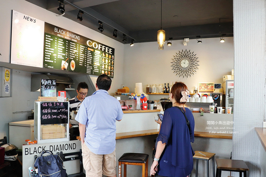 板橋美食餐廳黑鑽咖啡-府中路NO.1。白色咖啡廳享用店家自己烘焙的咖啡,焦糖海鹽咖啡、冰滴咖啡,近捷運府中站