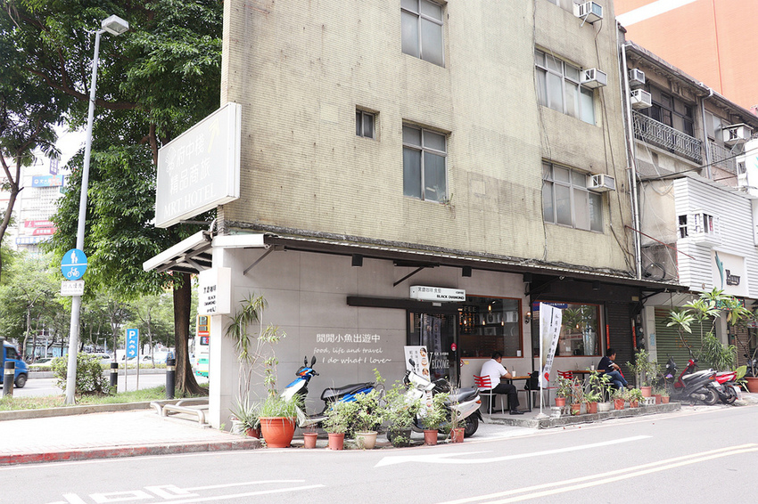 板橋美食餐廳黑鑽咖啡-府中路NO.1。白色咖啡廳享用店家自己烘焙的咖啡,焦糖海鹽咖啡、冰滴咖啡,近捷運府中站