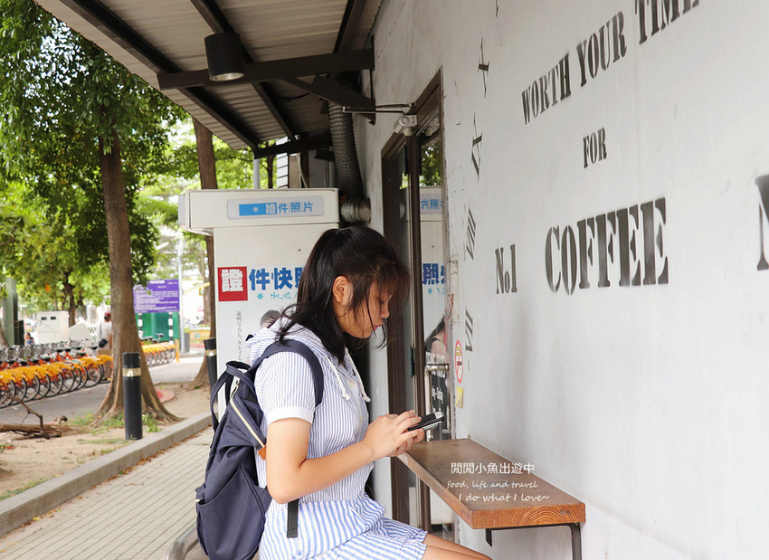 板橋美食餐廳黑鑽咖啡-府中路NO.1。白色咖啡廳享用店家自己烘焙的咖啡,焦糖海鹽咖啡、冰滴咖啡,近捷運府中站