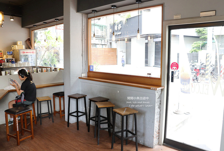 板橋美食餐廳黑鑽咖啡-府中路NO.1。白色咖啡廳享用店家自己烘焙的咖啡,焦糖海鹽咖啡、冰滴咖啡,近捷運府中站