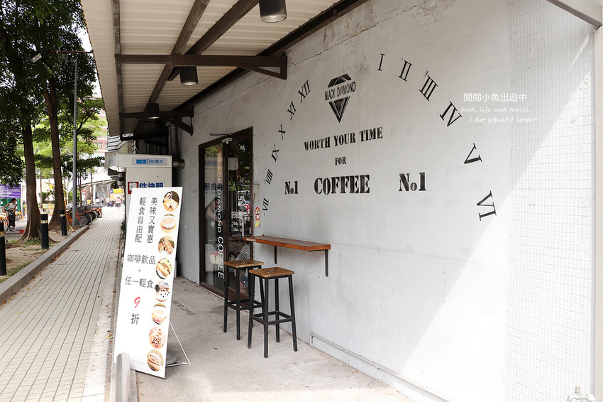 板橋美食餐廳黑鑽咖啡-府中路NO.1。白色咖啡廳享用店家自己烘焙的咖啡,焦糖海鹽咖啡、冰滴咖啡,近捷運府中站