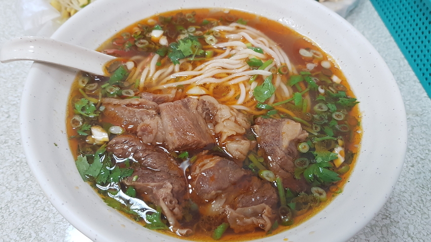 【中和.永和】永安市場站午餐.晚餐推薦。老周牛肉麵清燉+紅燒小菜超彭湃