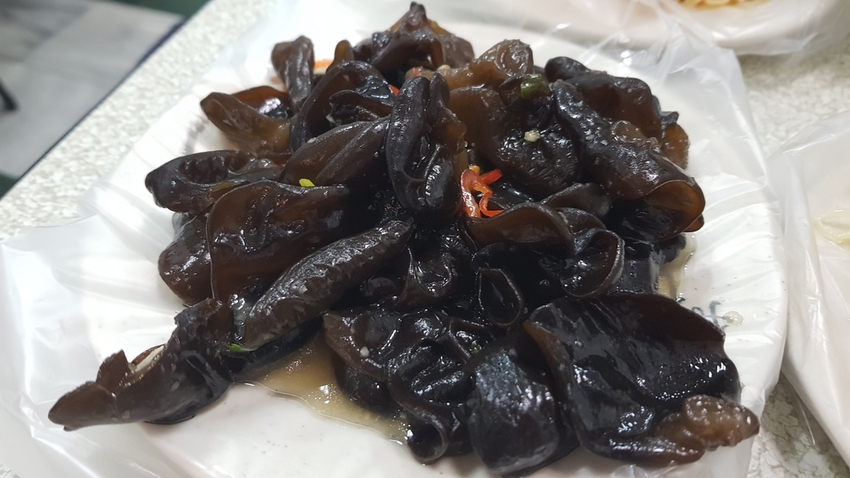 【中和.永和】永安市場站午餐.晚餐推薦。老周牛肉麵清燉+紅燒小菜超彭湃