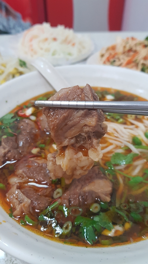 【中和.永和】永安市場站午餐.晚餐推薦。老周牛肉麵清燉+紅燒小菜超彭湃