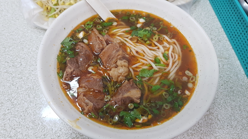 【中和.永和】永安市場站午餐.晚餐推薦。老周牛肉麵清燉+紅燒小菜超彭湃