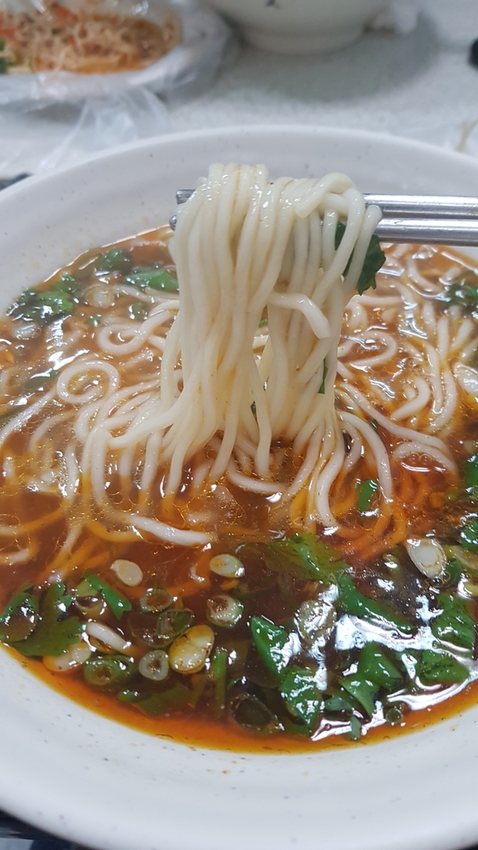 【中和.永和】永安市場站午餐.晚餐推薦。老周牛肉麵清燉+紅燒小菜超彭湃