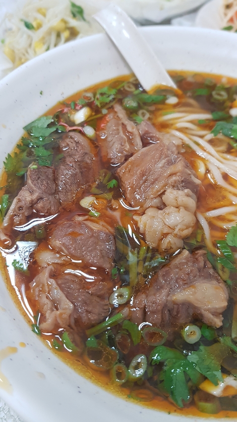 【中和.永和】永安市場站午餐.晚餐推薦。老周牛肉麵清燉+紅燒小菜超彭湃