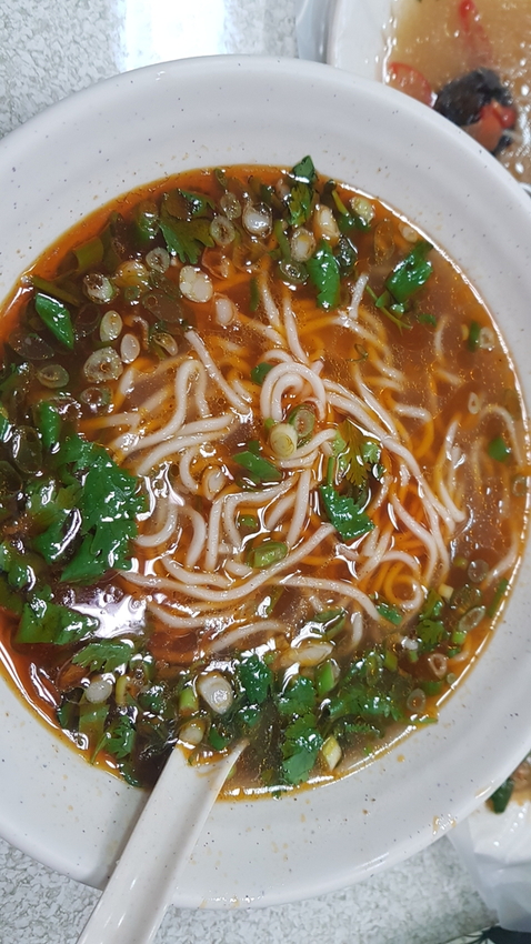 【中和.永和】永安市場站午餐.晚餐推薦。老周牛肉麵清燉+紅燒小菜超彭湃