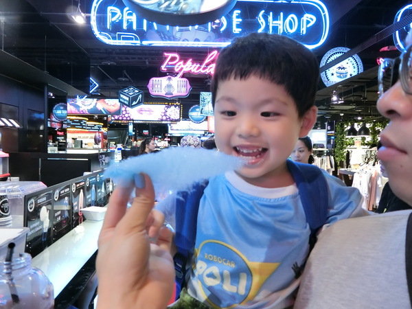 GLAMAIR: 【好吃冰品推薦】來自韓國的GLAM AIR時尚霜淇淋~位於台北信義新光三越A11館B1~逛街逛累的你可以來這裡享用這個很潮的美味冰品及飲料喔!