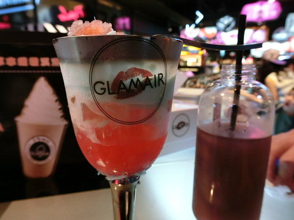 GLAMAIR: 【好吃冰品推薦】來自韓國的GLAM AIR時尚霜淇淋~位於台北信義新光三越A11館B1~逛街逛累的你可以來這裡享用這個很潮的美味冰品及飲料喔!