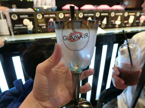 GLAMAIR: 【好吃冰品推薦】來自韓國的GLAM AIR時尚霜淇淋~位於台北信義新光三越A11館B1~逛街逛累的你可以來這裡享用這個很潮的美味冰品及飲料喔!