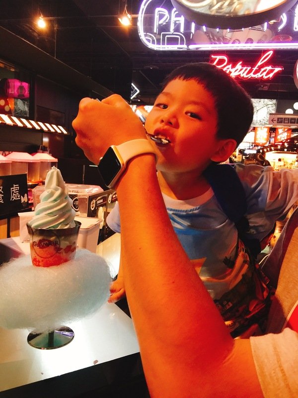 GLAMAIR: 【好吃冰品推薦】來自韓國的GLAM AIR時尚霜淇淋~位於台北信義新光三越A11館B1~逛街逛累的你可以來這裡享用這個很潮的美味冰品及飲料喔!