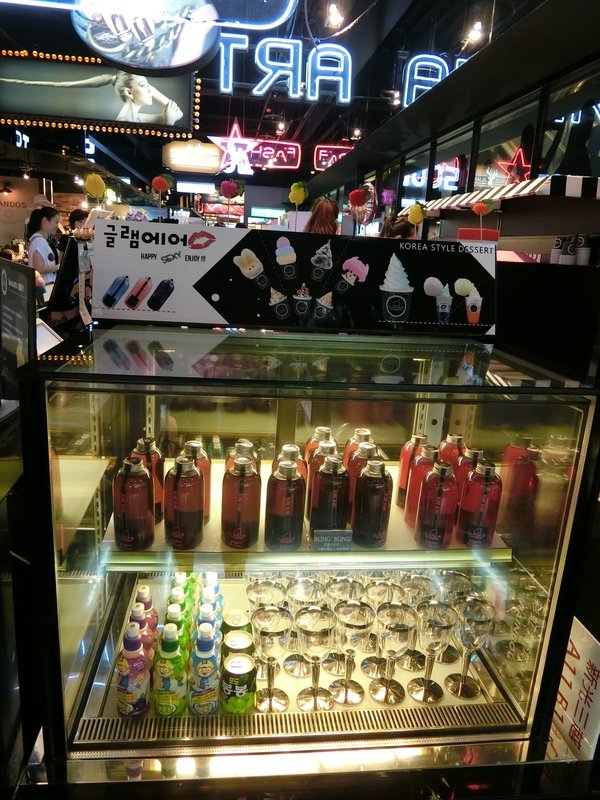 GLAMAIR: 【好吃冰品推薦】來自韓國的GLAM AIR時尚霜淇淋~位於台北信義新光三越A11館B1~逛街逛累的你可以來這裡享用這個很潮的美味冰品及飲料喔!