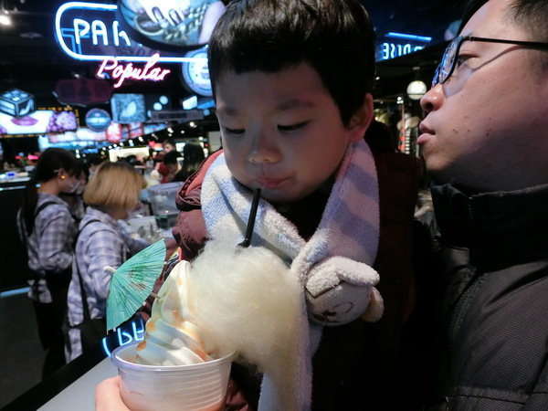 GLAMAIR：【好吃霜淇淋推薦】來自韓國的GLAM AIR時尚霜淇淋～位於台北信義新光三越A11館B1～逛街逛累的你可以來這裡享用這個很潮的美味冰品喔！