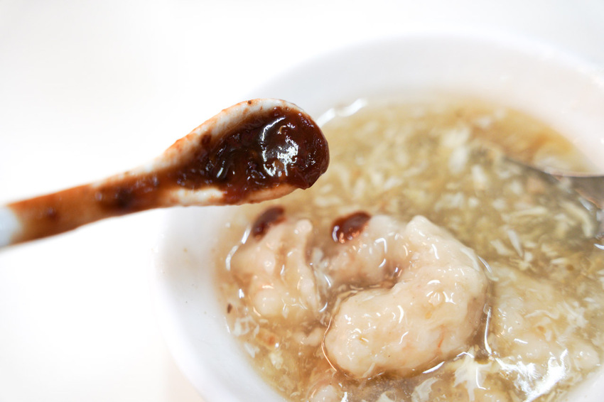 這家原本在大同南路23年的蝦仁羹老店,今天終於來吃了,蝦仁羹本身蠻鮮甜的,是值得推薦的老店「王記蝦仁羹」。