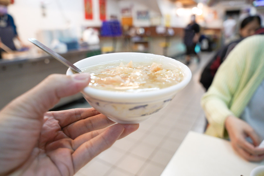 這家原本在大同南路23年的蝦仁羹老店,今天終於來吃了,蝦仁羹本身蠻鮮甜的,是值得推薦的老店「王記蝦仁羹」。
