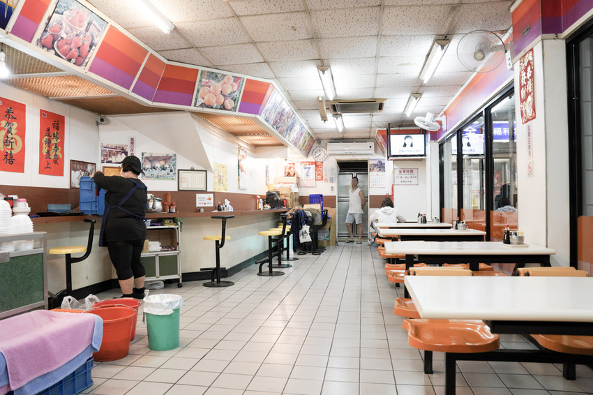 這家原本在大同南路23年的蝦仁羹老店,今天終於來吃了,蝦仁羹本身蠻鮮甜的,是值得推薦的老店「王記蝦仁羹」。