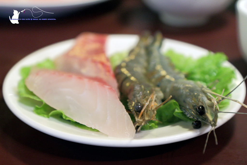 [食記] 台中 西區 || 十八梯麻辣鍋店 || 麻辣鴛鴦鍋的套餐式饗宴，精巧吃很飽