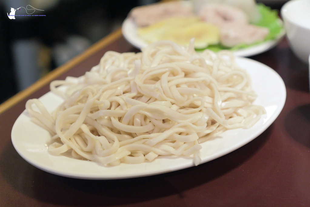 [食記] 台中 西區 || 十八梯麻辣鍋店 || 麻辣鴛鴦鍋的套餐式饗宴，精巧吃很飽