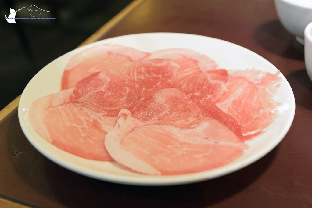 [食記] 台中 西區 || 十八梯麻辣鍋店 || 麻辣鴛鴦鍋的套餐式饗宴，精巧吃很飽