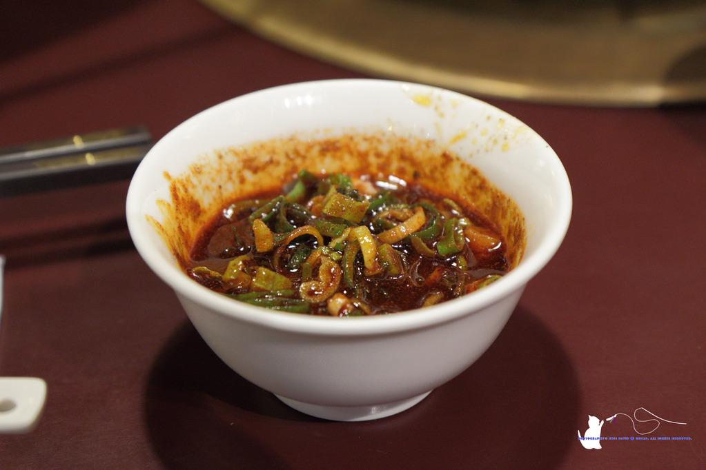 [食記] 台中 西區 || 十八梯麻辣鍋店 || 麻辣鴛鴦鍋的套餐式饗宴，精巧吃很飽