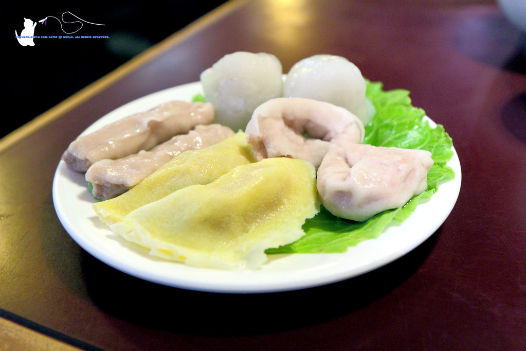 [食記] 台中 西區 || 十八梯麻辣鍋店 || 麻辣鴛鴦鍋的套餐式饗宴，精巧吃很飽