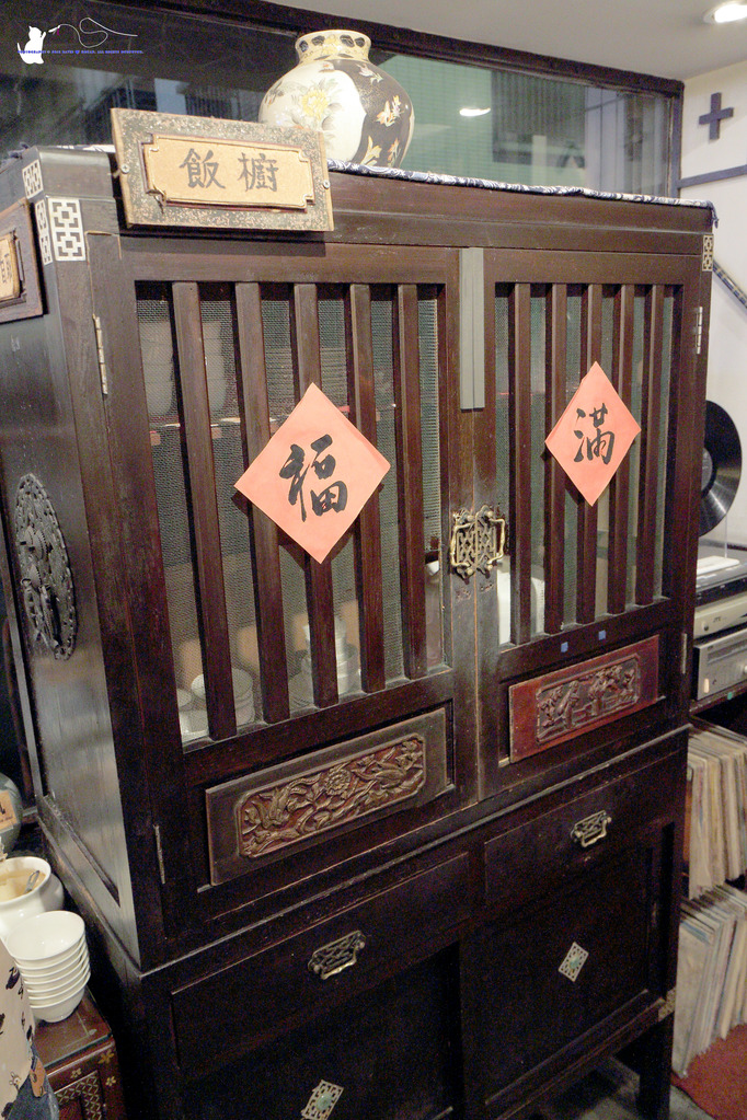 [食記] 台中 西區 || 十八梯麻辣鍋店 || 麻辣鴛鴦鍋的套餐式饗宴，精巧吃很飽