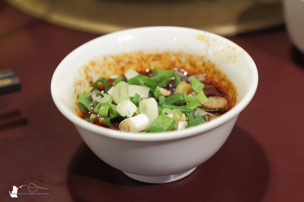 [食記] 台中 西區 || 十八梯麻辣鍋店 || 麻辣鴛鴦鍋的套餐式饗宴，精巧吃很飽