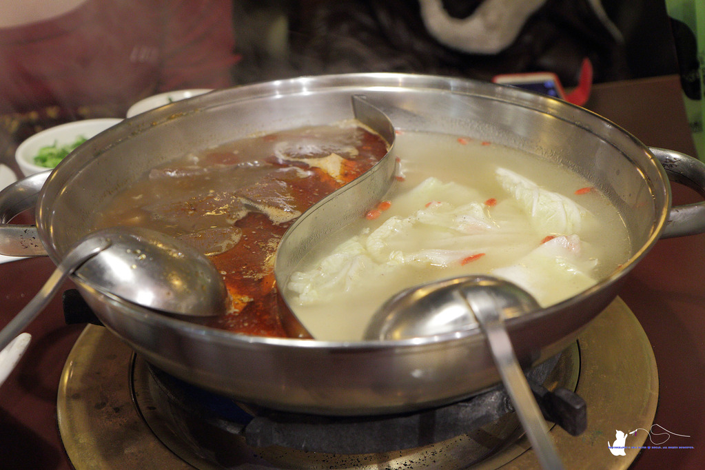 [食記] 台中 西區 || 十八梯麻辣鍋店 || 麻辣鴛鴦鍋的套餐式饗宴，精巧吃很飽